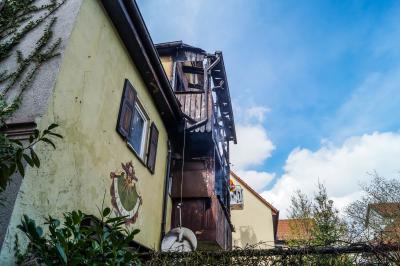 Remseck: Zwei Balkone gehen in Flammen auf - Feuerwehr findet eine Gasflasche bei den Loescharbeiten